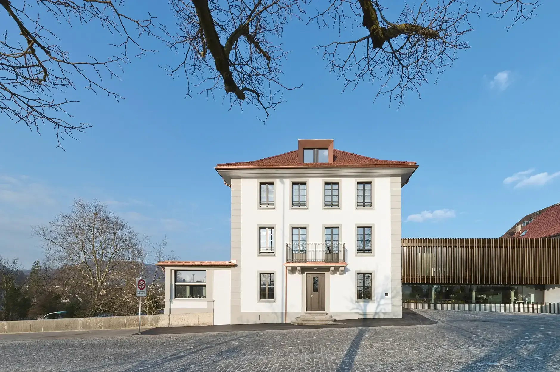 E22 Foto Aussen Frontal 02