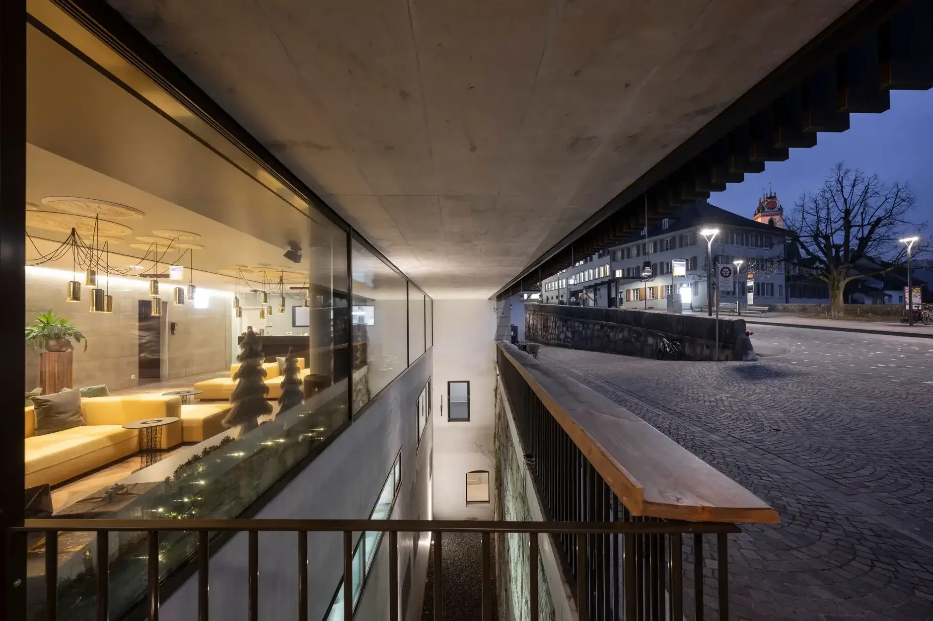 E22 Foto Aussen Luftraum Eingang