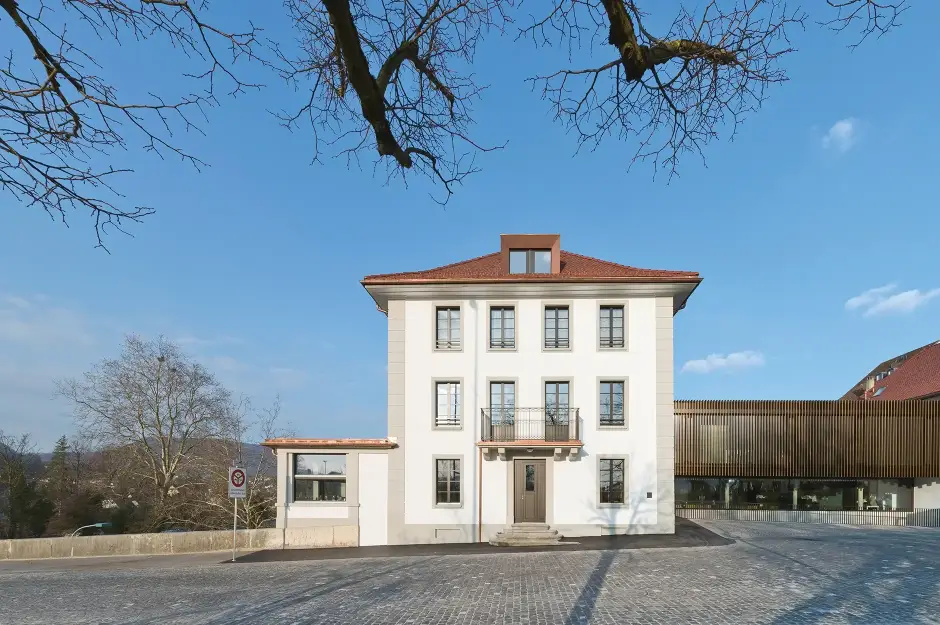 E22 Foto Aussen Frontal 02