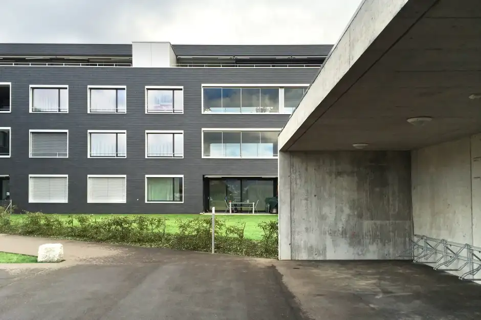 E27 Foto Aussen Velounterstand