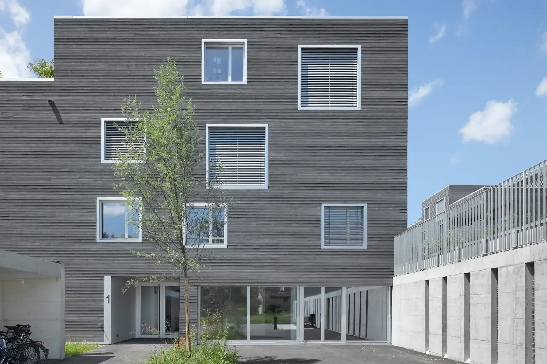 E42 Foto Aussen Ostfassade Frontal