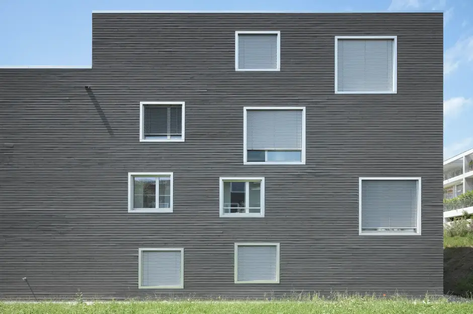 E42 Foto Aussen Nordfassade Fenster Frontal