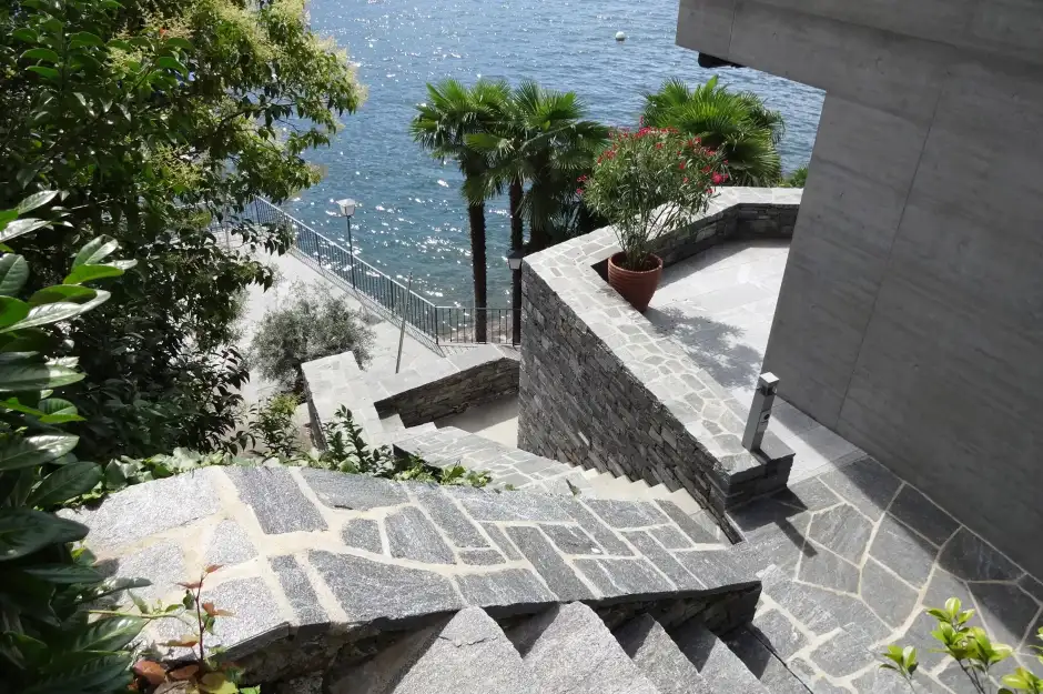 E75 Foto Aussen Nordostfassade Treppe