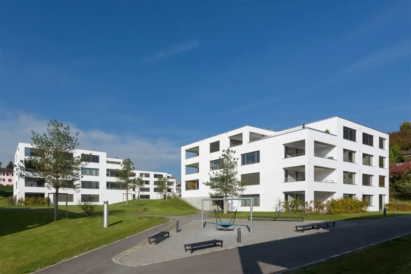 E81 Foto Aussen Südostfassade Spielplatz