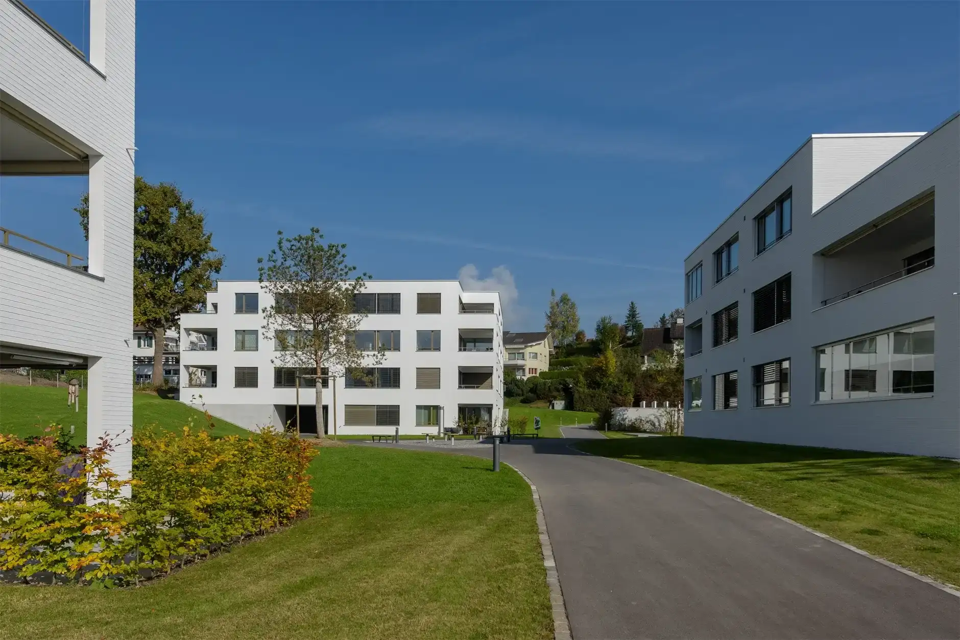 E81 Foto Aussen Sitzplatz Erschliessung 02