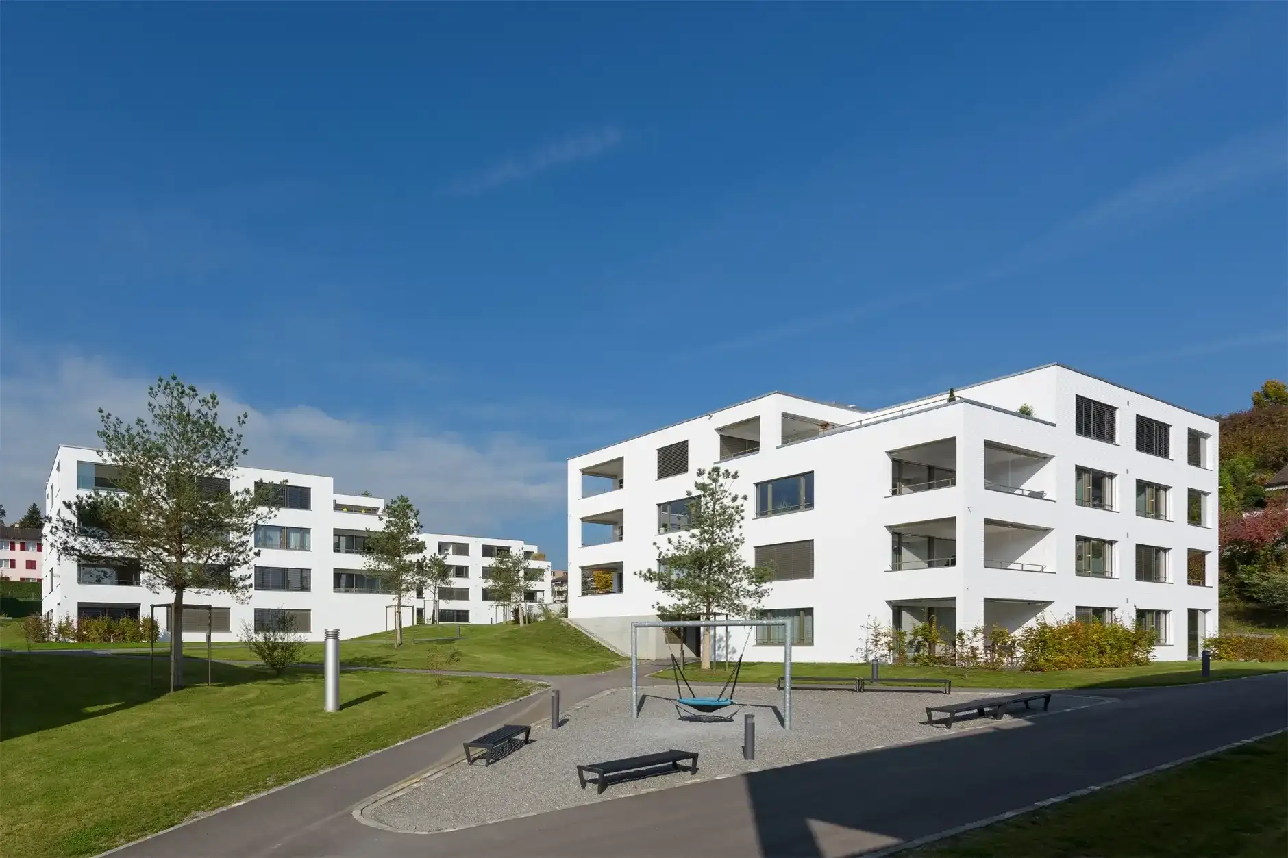 E81 Foto Aussen Südostfassade Spielplatz