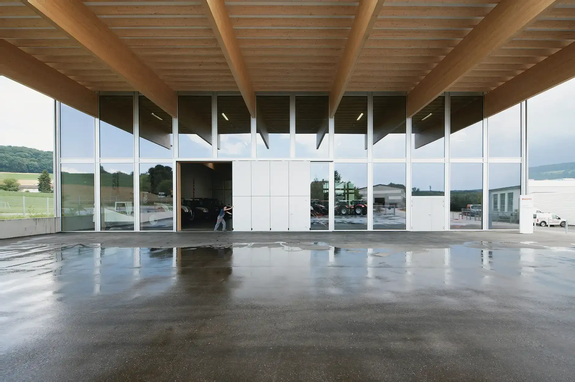 F01 Foto Aussen Eingang Ausstellungshalle