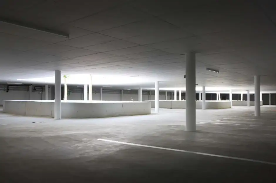 F04 Foto Innen Einstellhalle 02