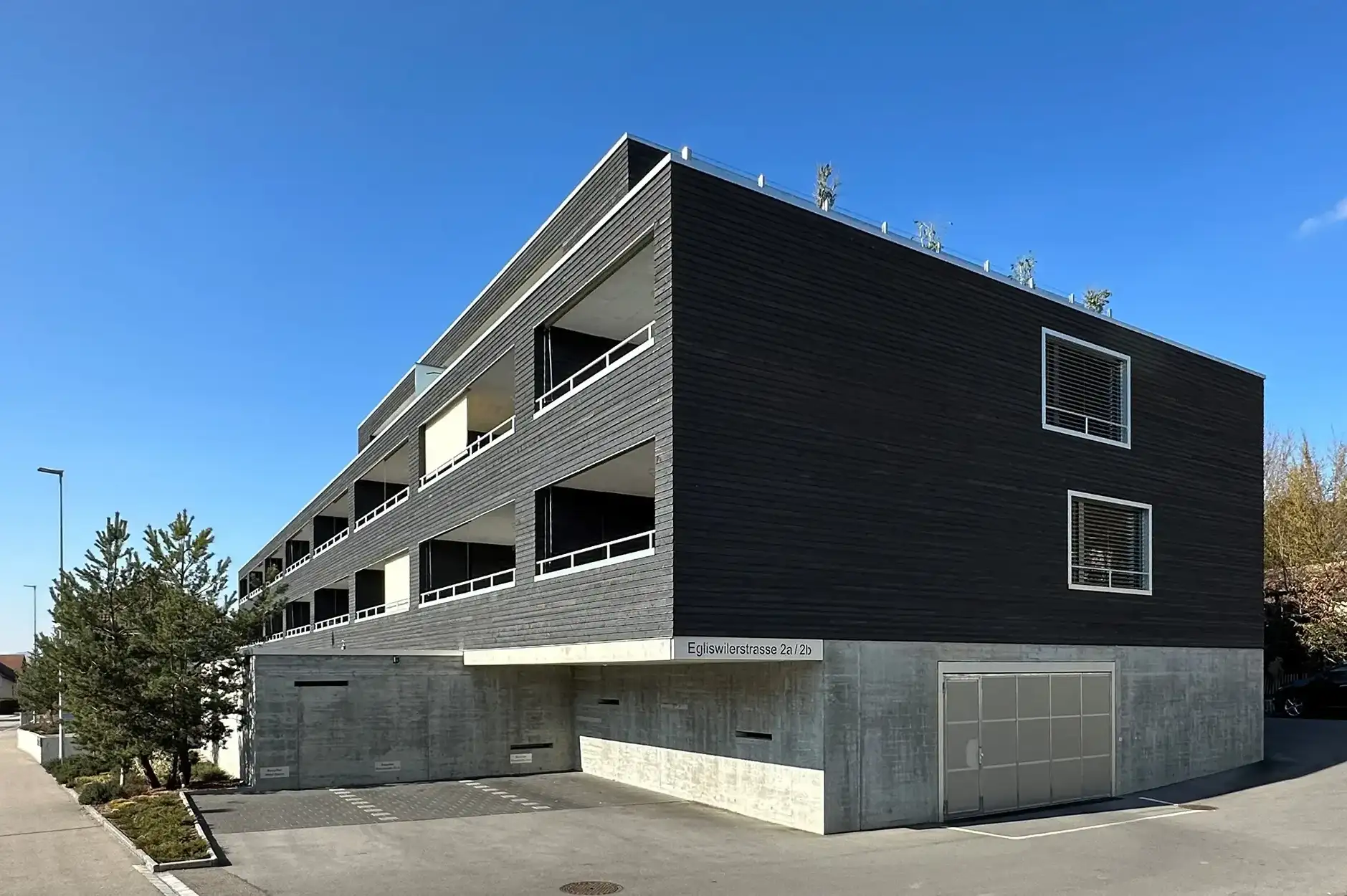 F14 Foto Aussen Parkplatz 01