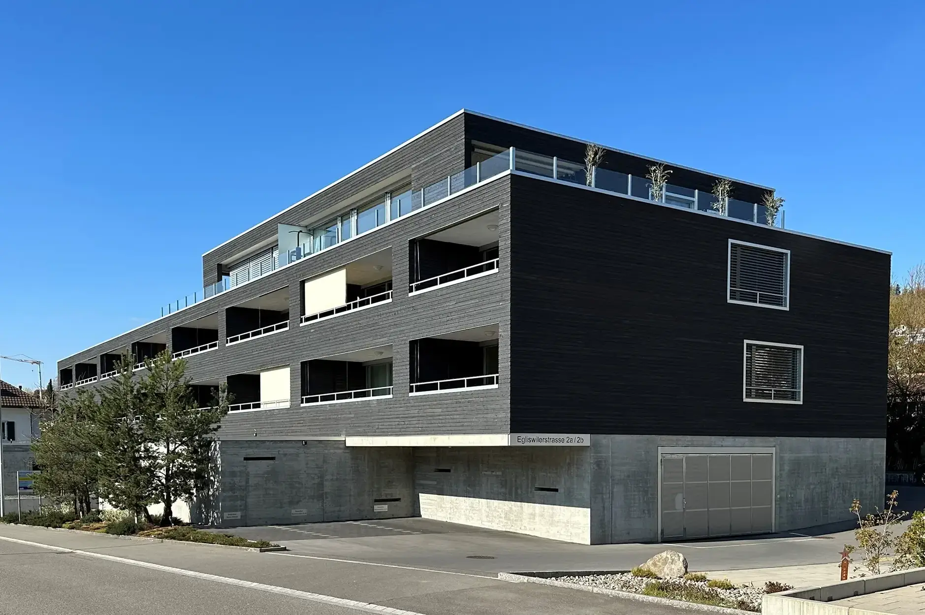 F14 Foto Aussen Parkplatz 02