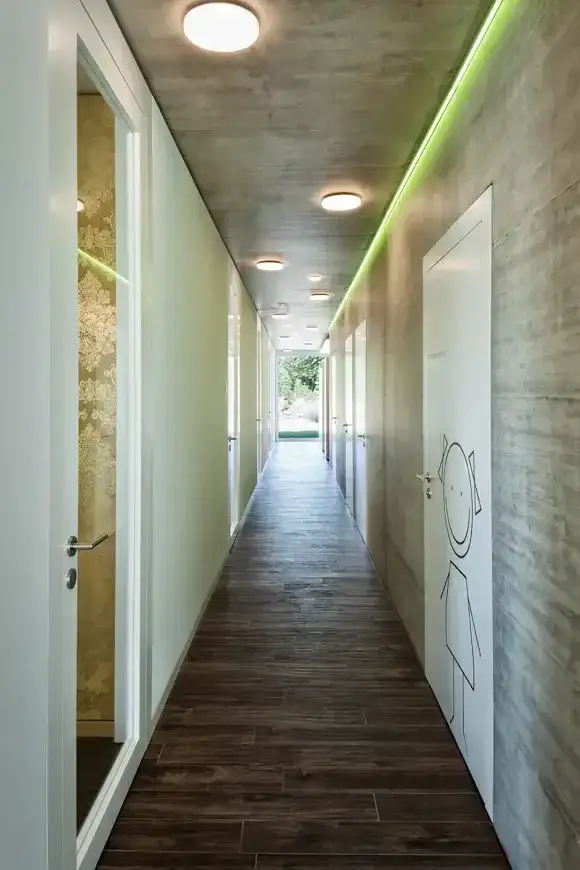 F16 Foto Innen Korridor 01