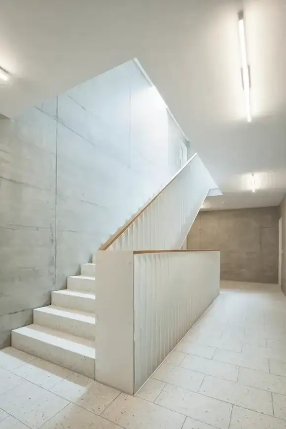 F16 Foto Innen Treppenhaus 01