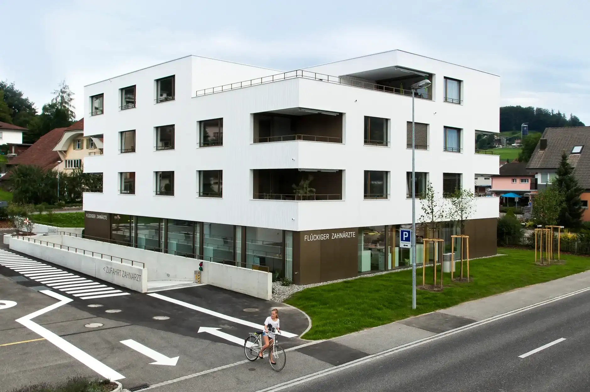 F16 Foto Aussen Einfahrt