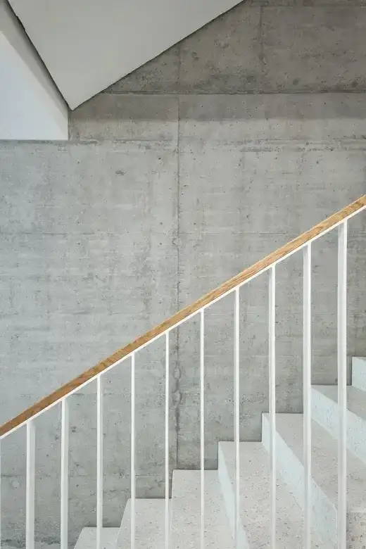 F16 Foto Innen Treppenhaus 02