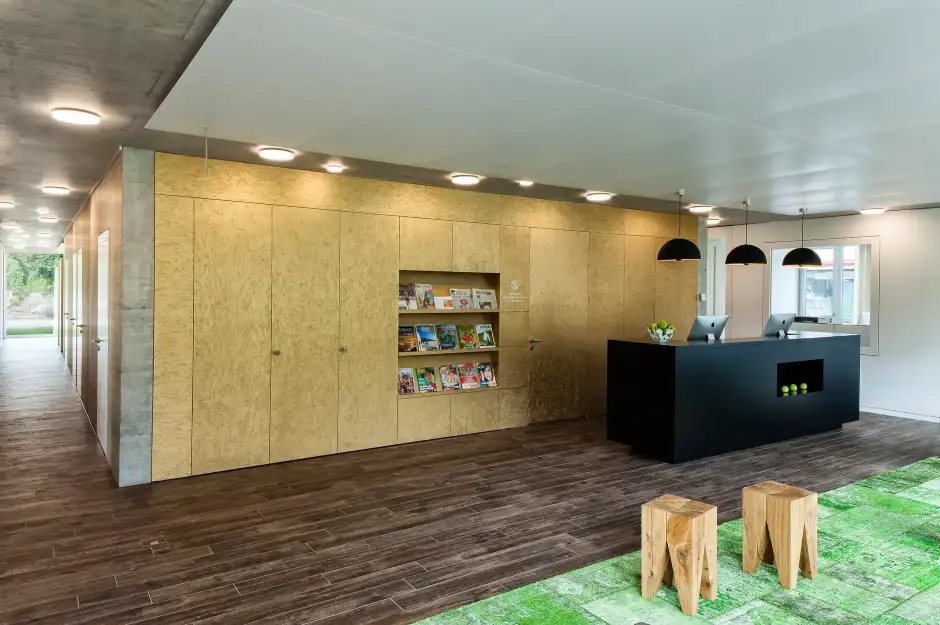 F16 Foto Innen Empfang 02