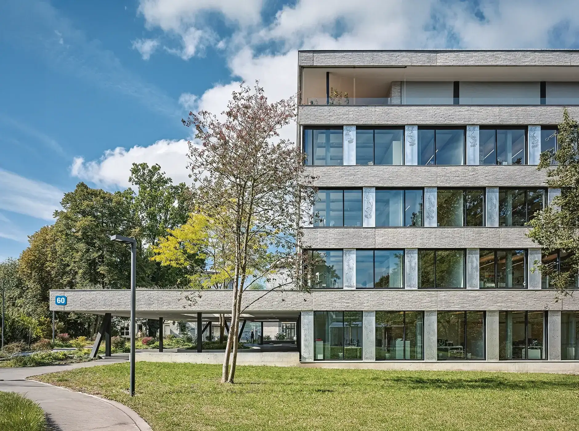 F26 Foto Aussen Frontal Header