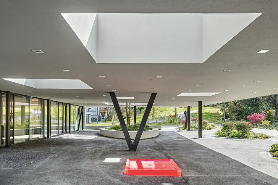 F26 Foto Aussen Eingang Vordach