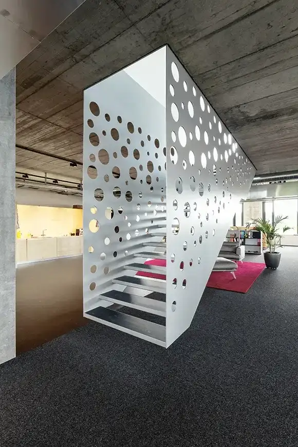 F27 C Foto Innen Treppe