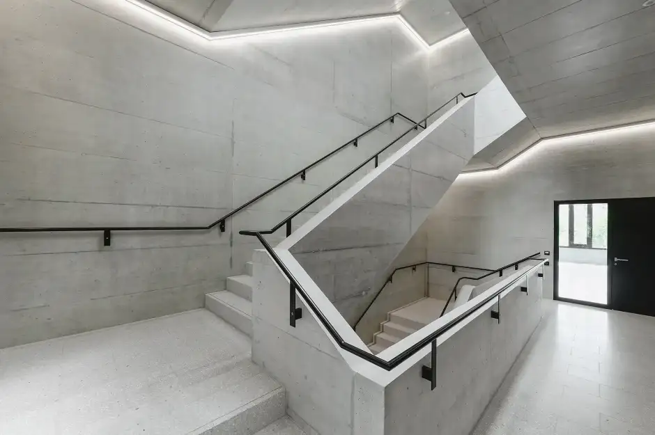 F27 C Foto Innen Treppenhaus 02