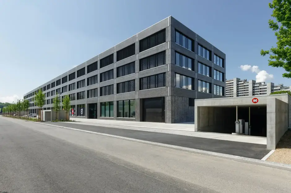 F27 C Foto Aussen Einfahrt Einstellhalle