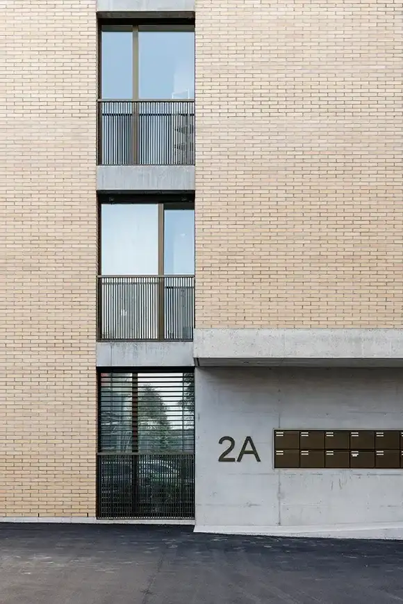 F36 Foto Aussen Eingang 2 A Fenster