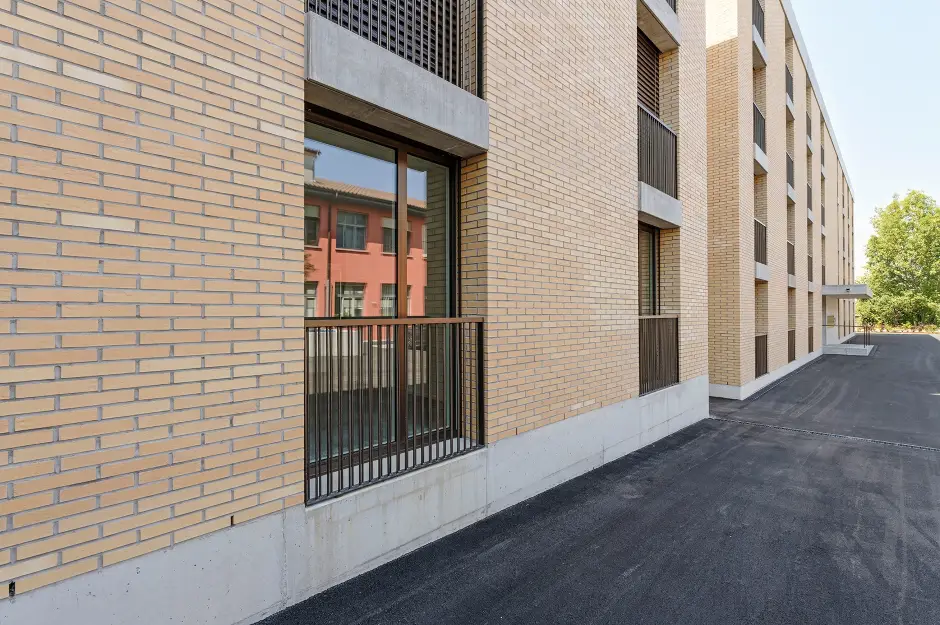 F36 Foto Aussen Fassade Sockel