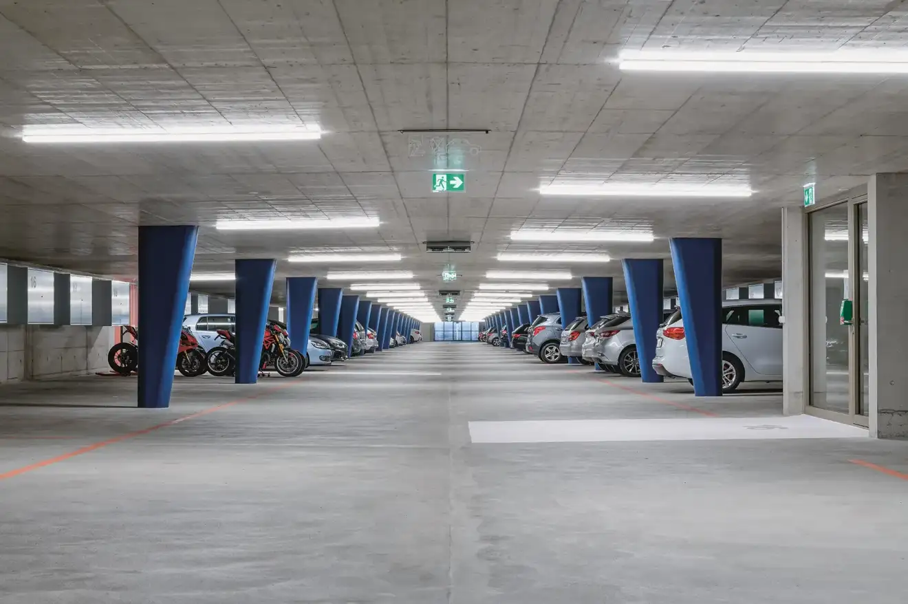 F44 Foto Innen Einstellhalle