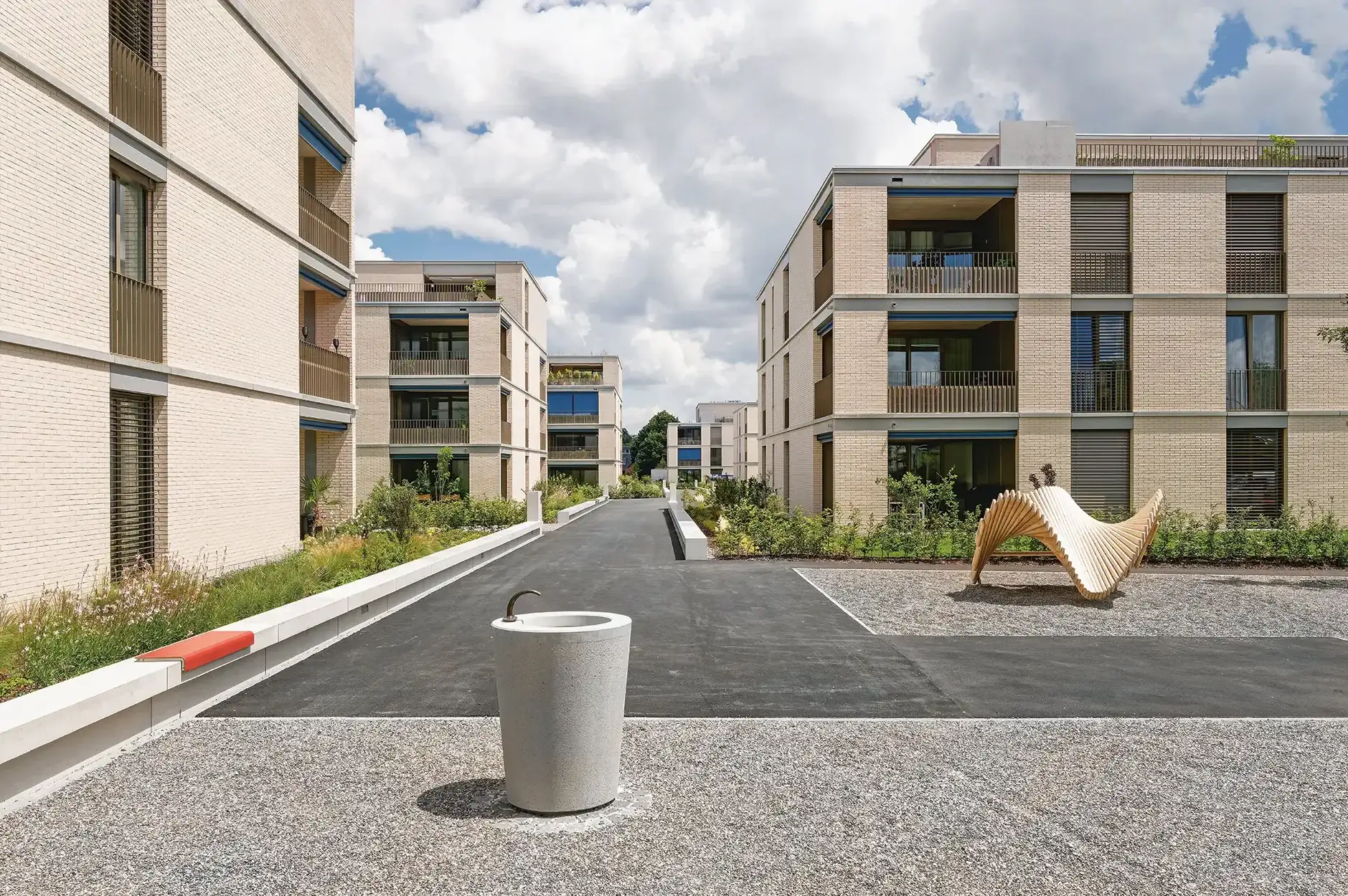 F44 Foto Aussen Erschliessung Innenhof