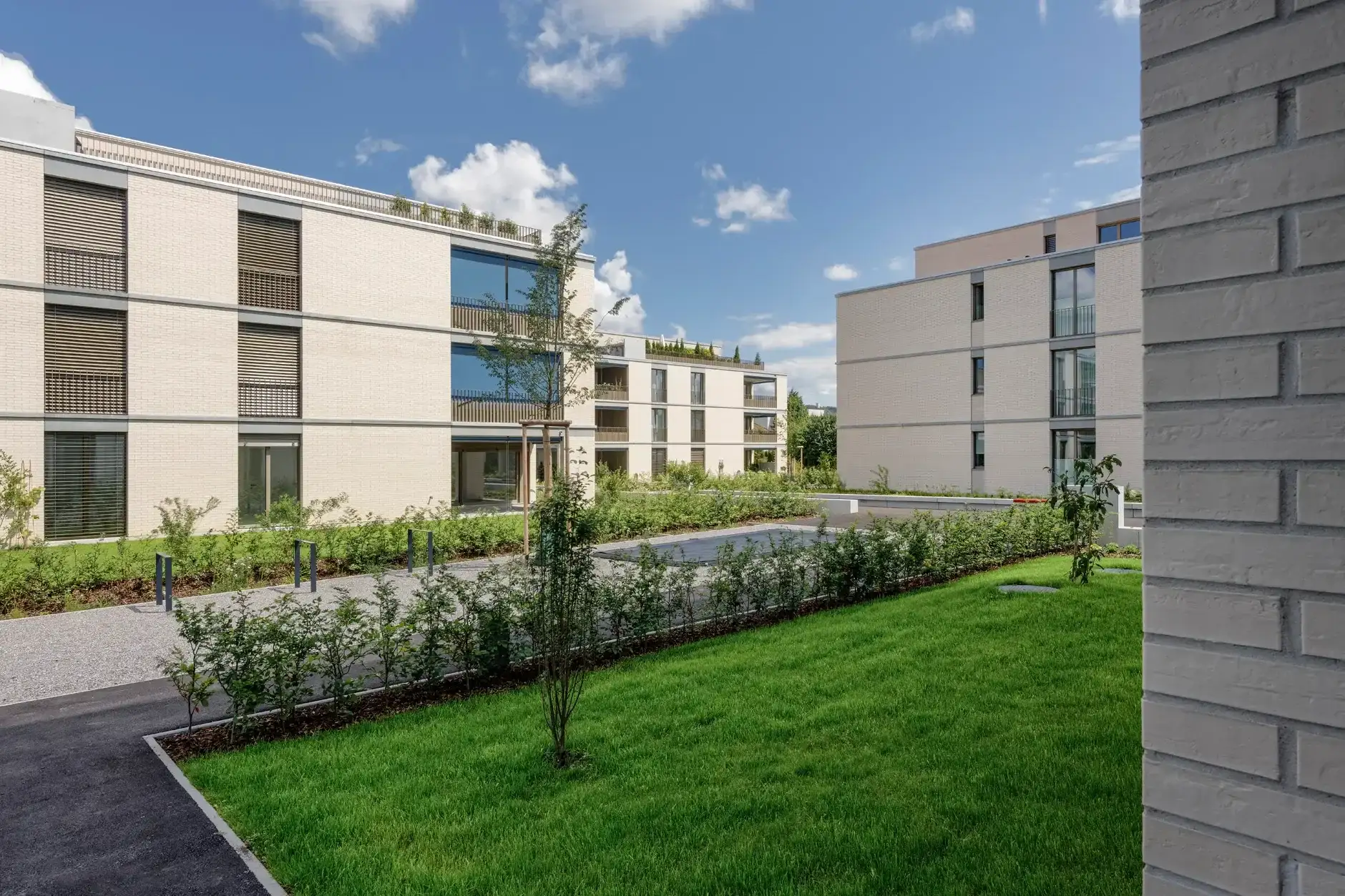 F44 Foto Aussen Erschliessung