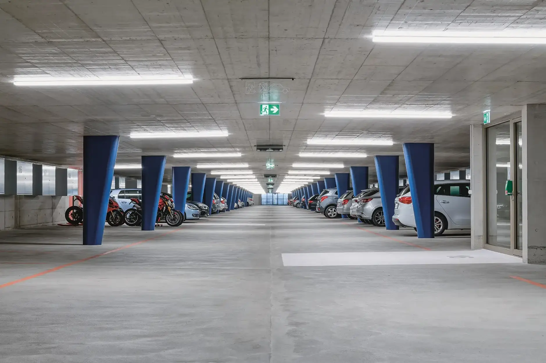 F44 Foto Innen Einstellhalle