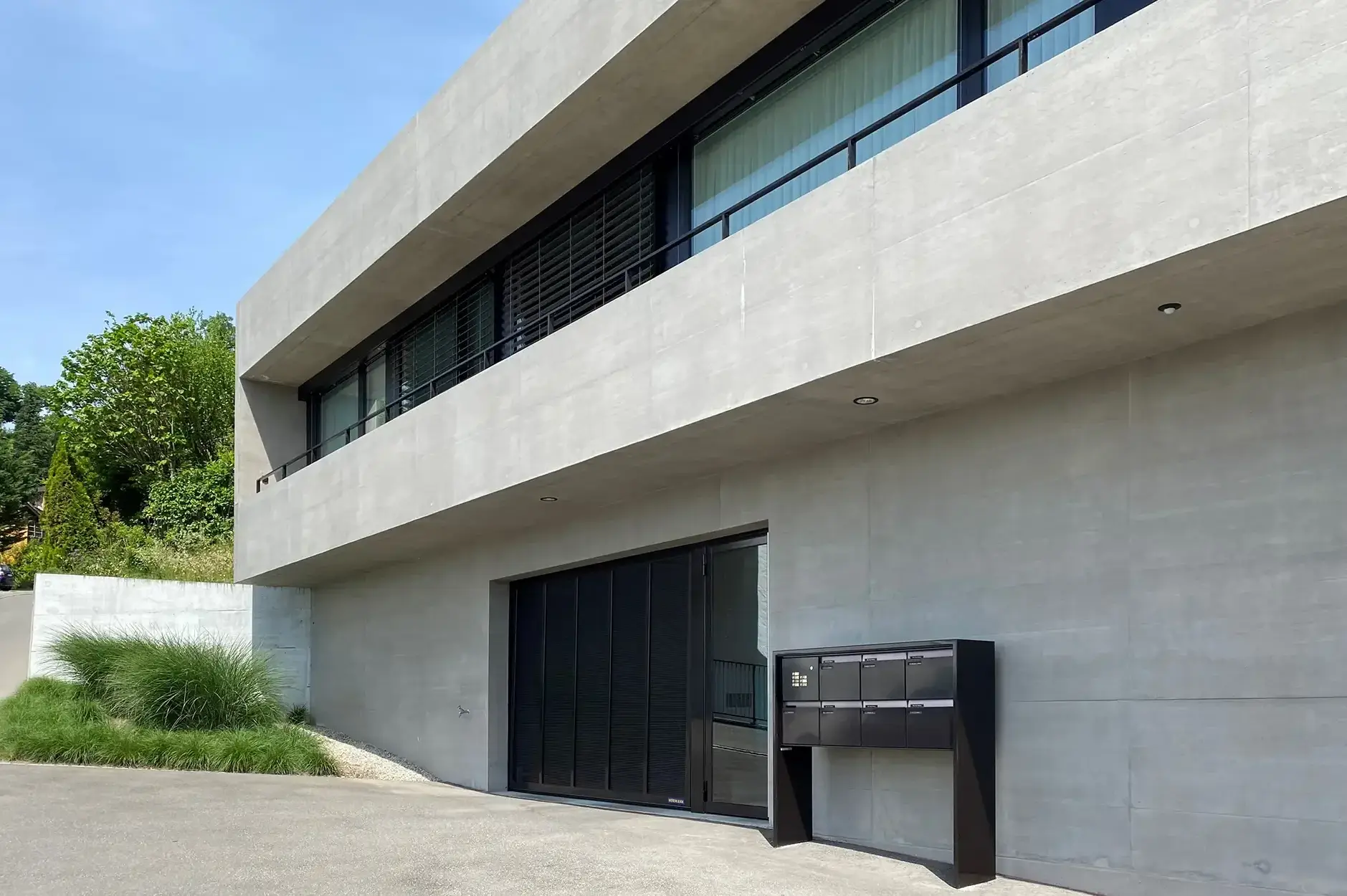 F65 Foto Aussen Einstellhalle