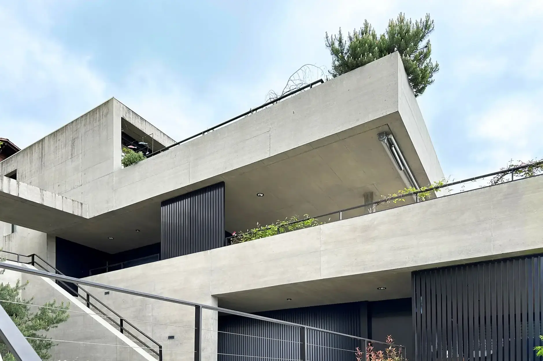 F65 Foto Aussen Erschliessung Fassade