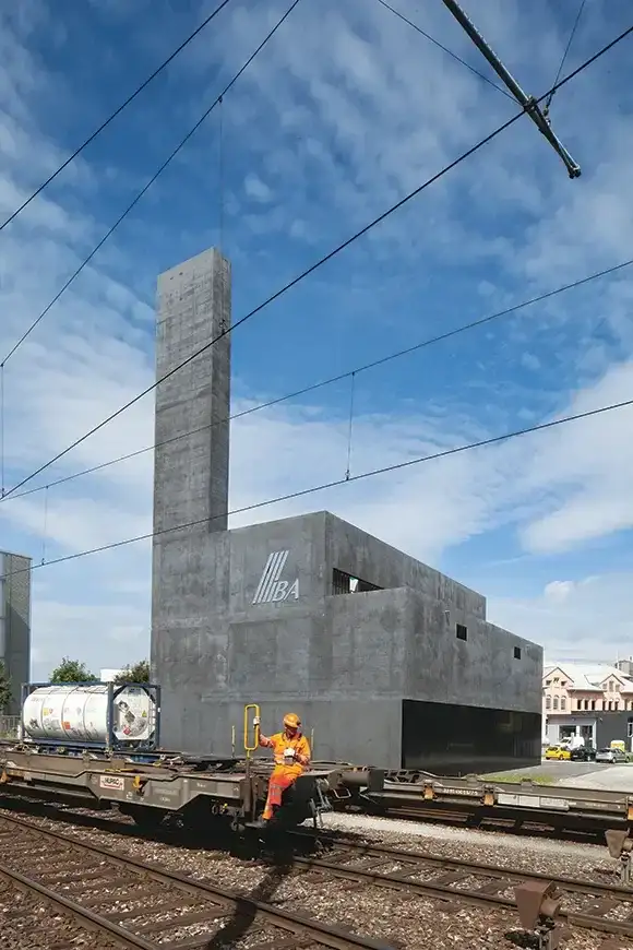 F70 Foto Aussen Bahngleise 01