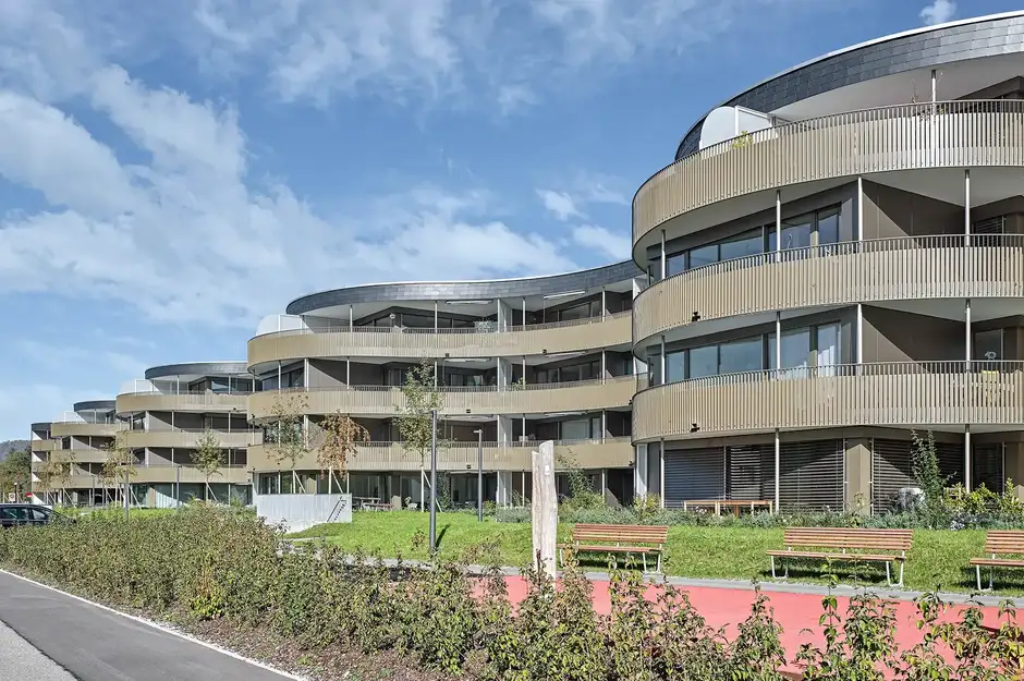 F71 Foto Aussen Balkone Welle 01