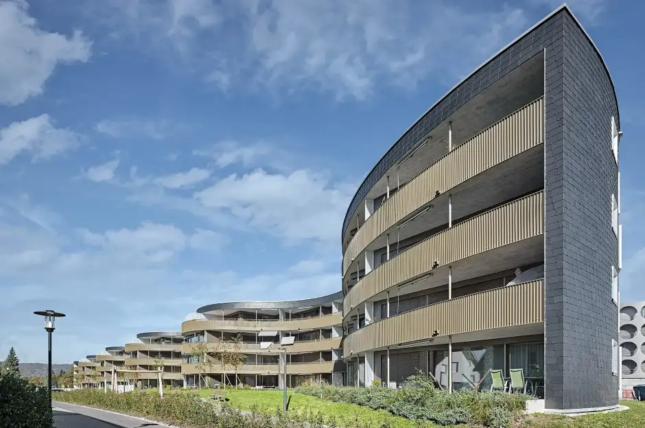 F71 Foto Aussen Balkone Welle 02