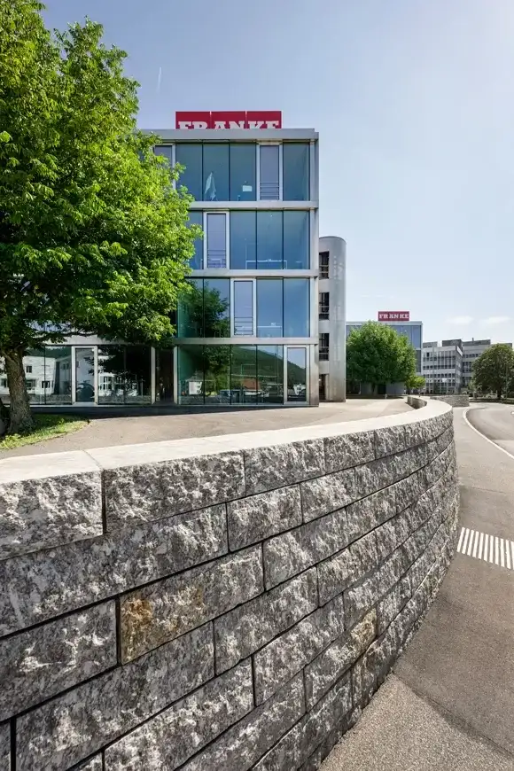 F74 Foto Aussen Strasse 02