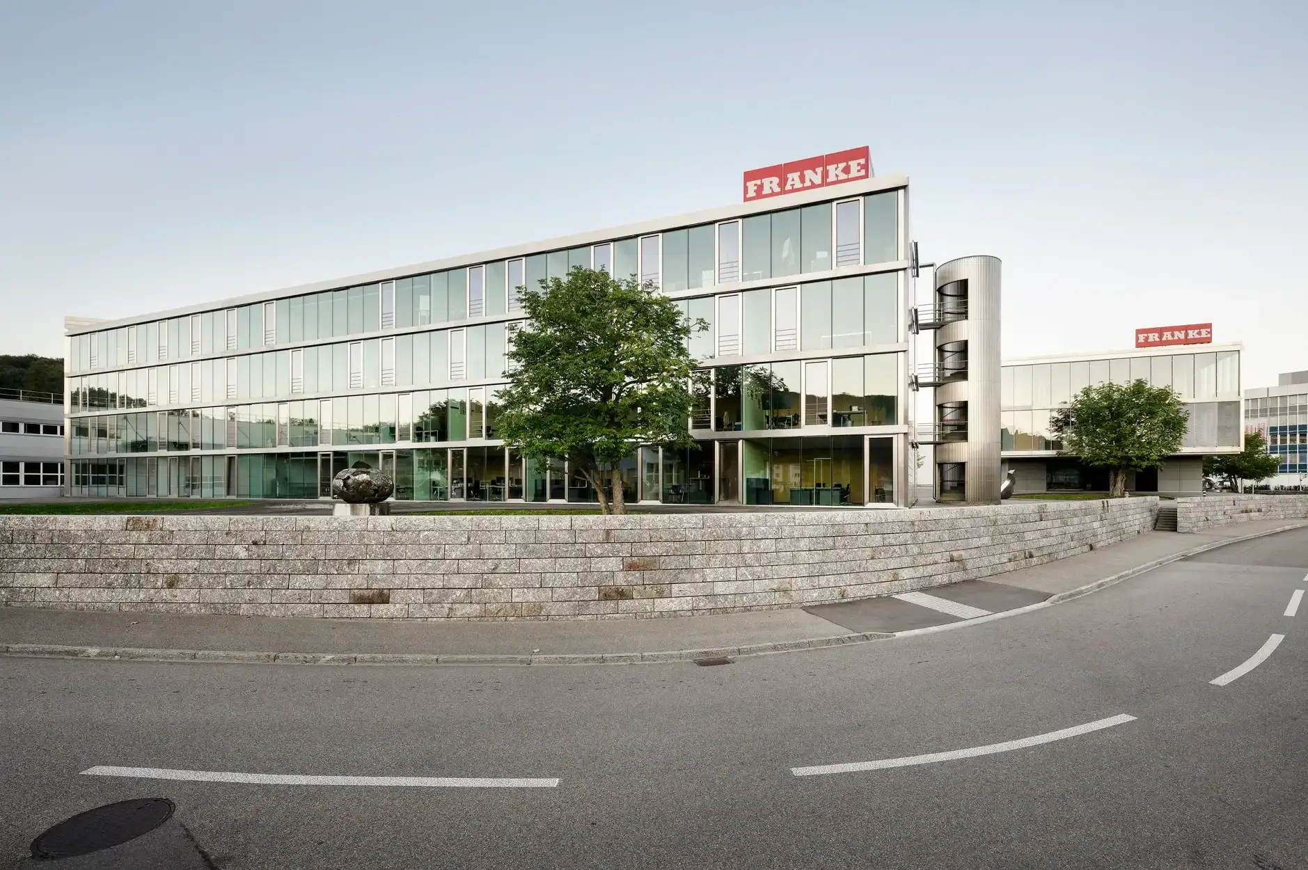 F74 Foto Aussen Gesamtansicht Verglasung