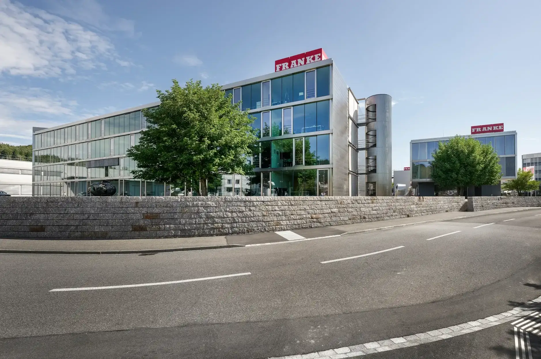 F74 Foto Aussen Strasse 01