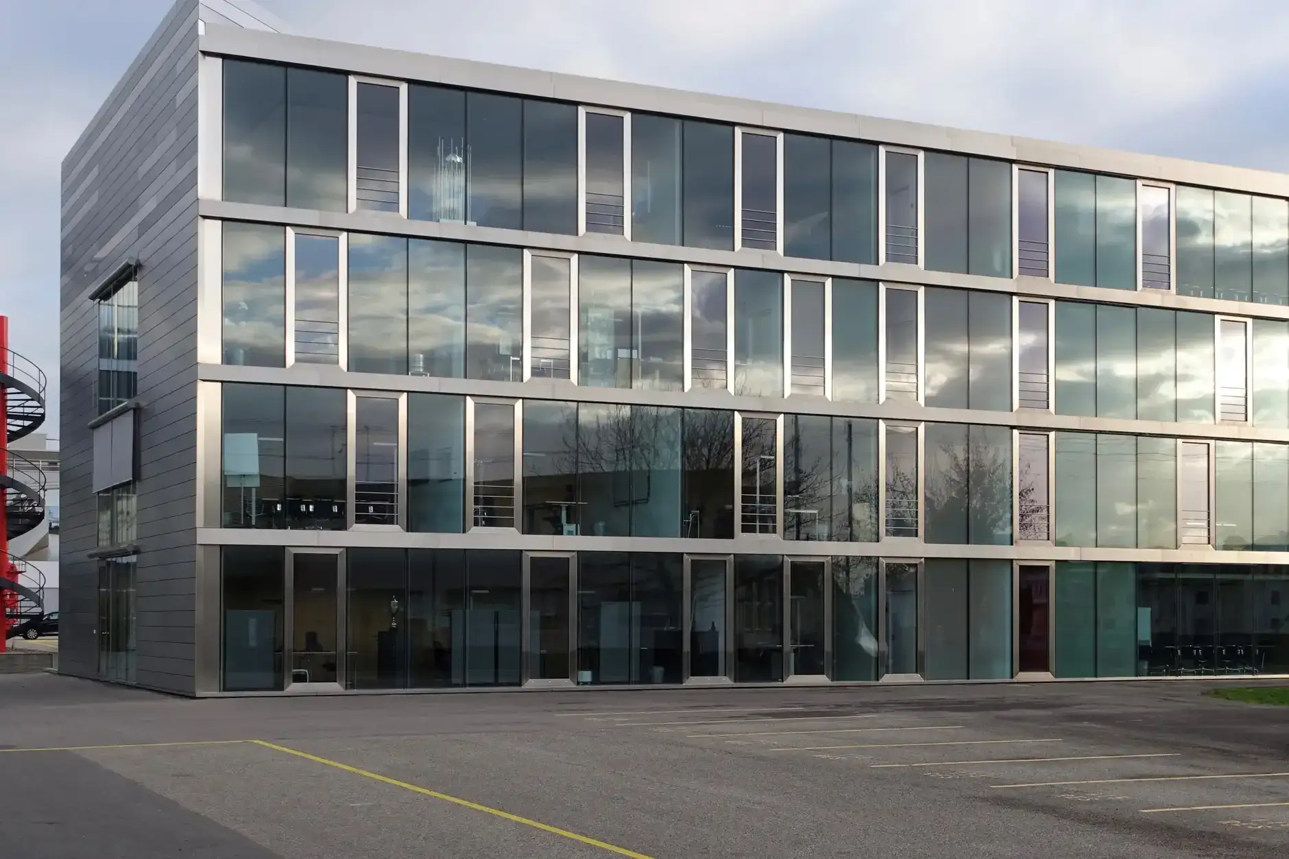 F74 Foto Aussen Verglasung Parkplatz 01