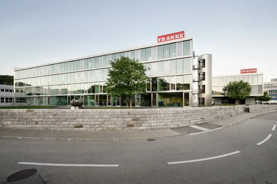 F74 Foto Aussen Gesamtansicht Verglasung