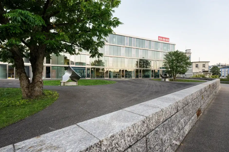 F74 Foto Aussen Stützmauer