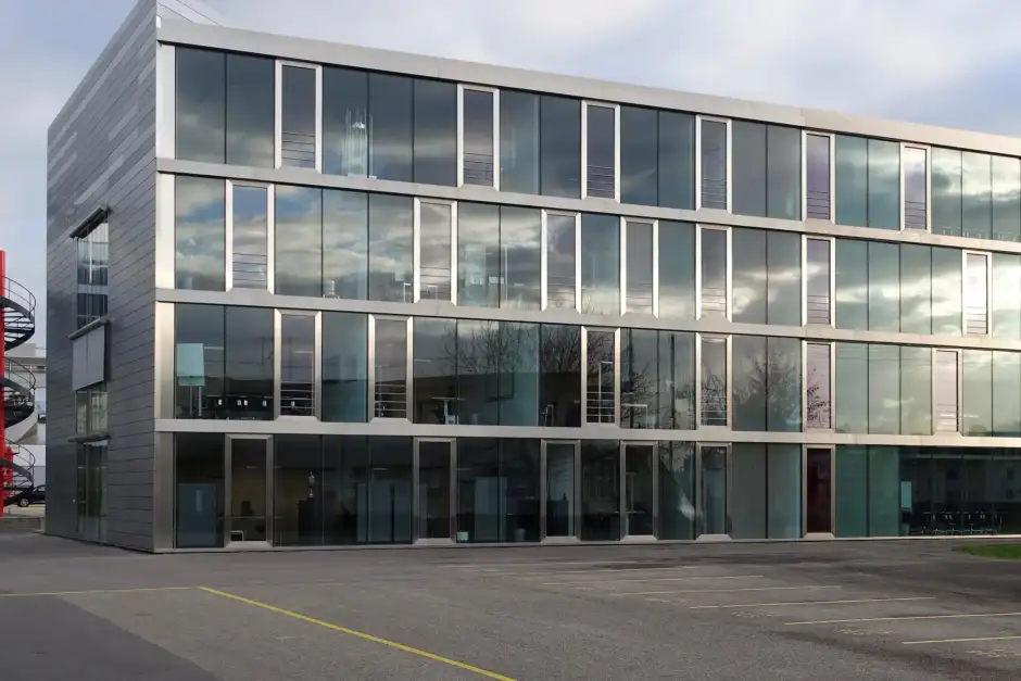 F74 Foto Aussen Verglasung Parkplatz 01