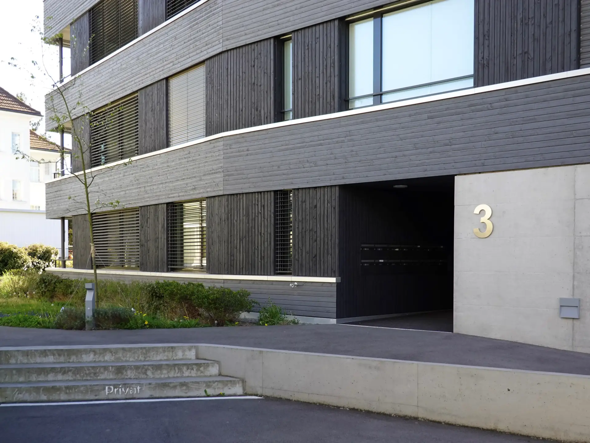 F76 Foto Aussen Eingang 02