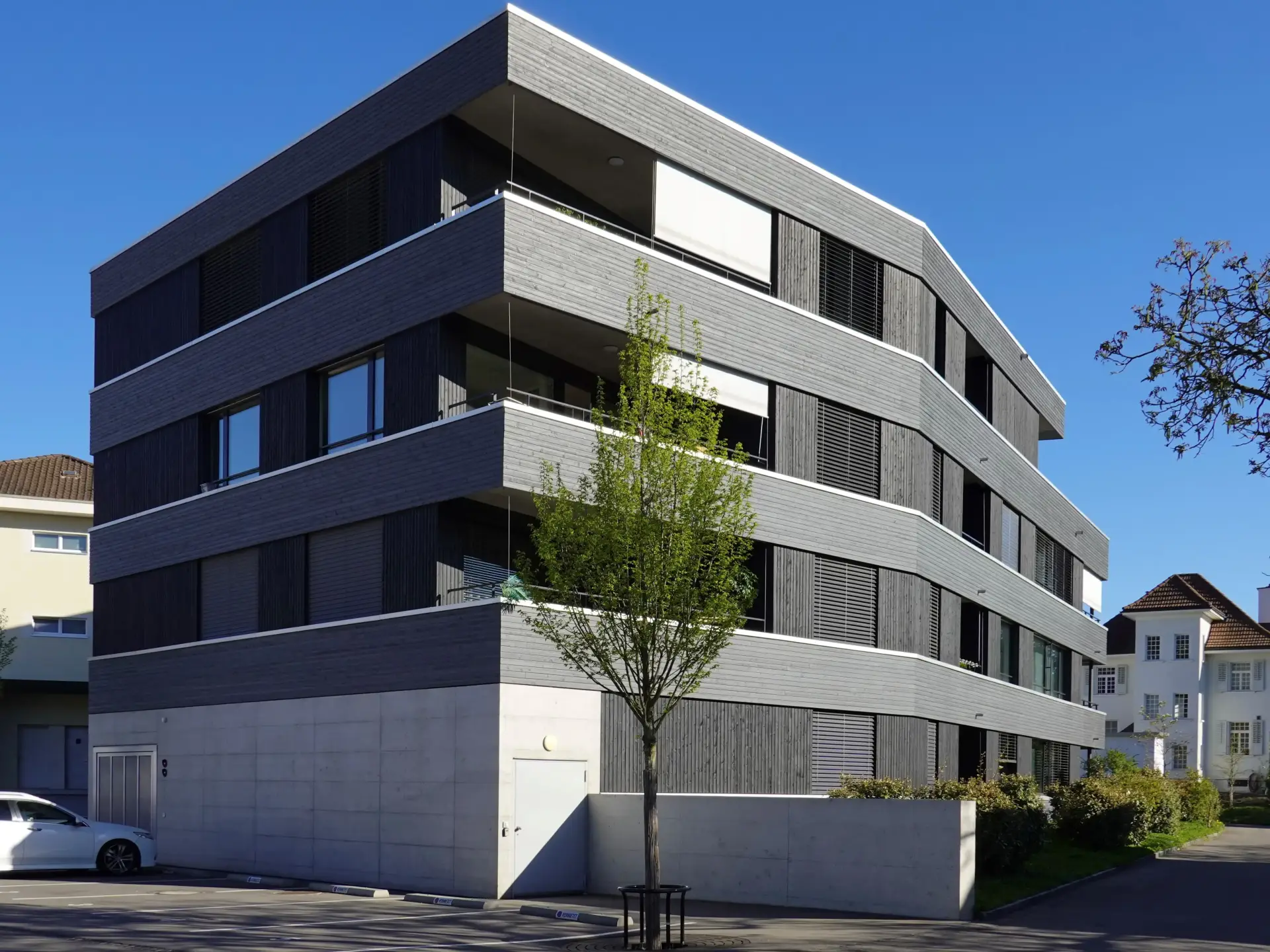 F76 Foto Aussen Parkplatz 01