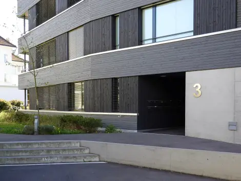 F76 Foto Aussen Eingang 02