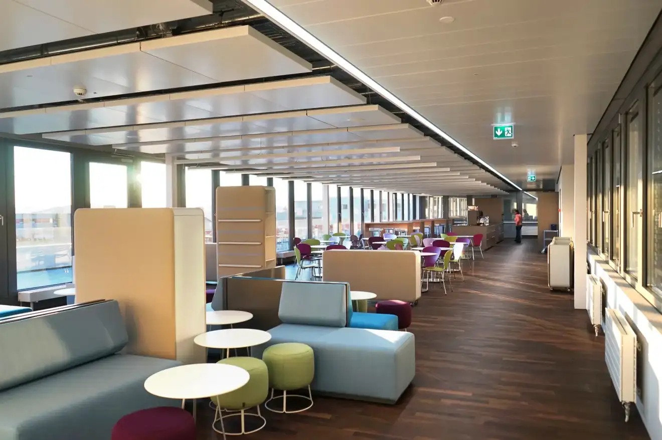 F83 Foto Innen Cafeteria 01