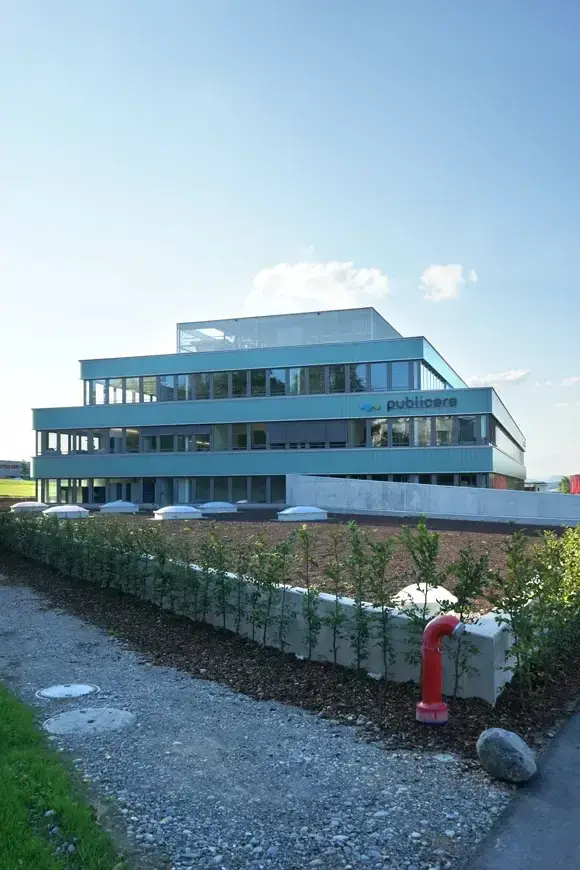 F83 Foto Aussen Fussweg