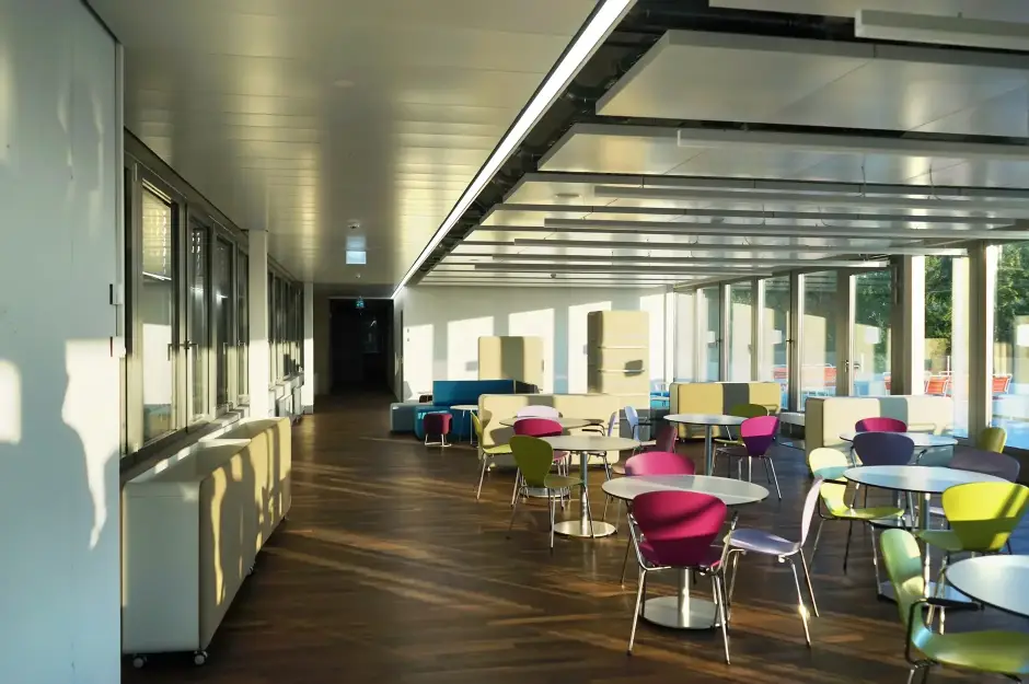 F83 Foto Innen Cafeteria 02