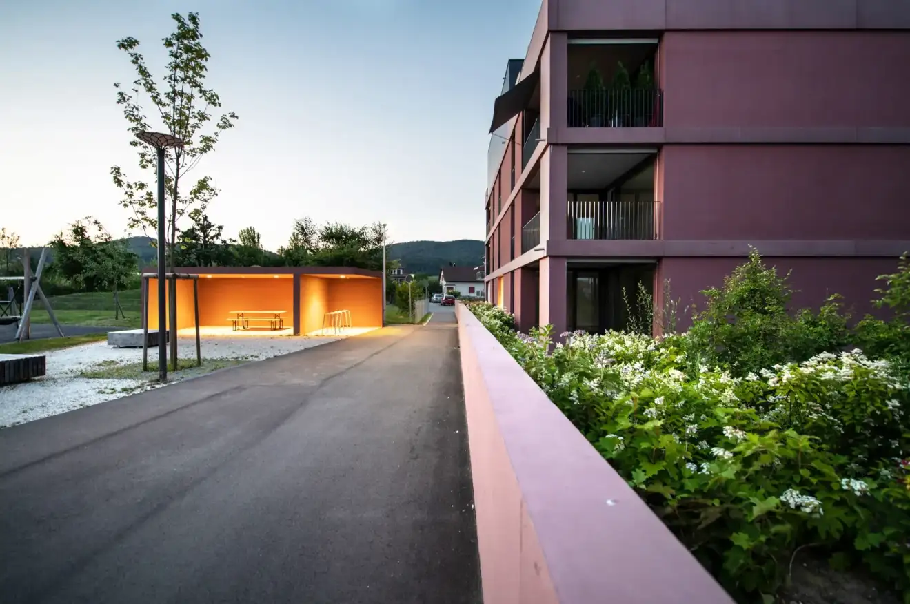 F89 Foto Aussen Stützmauer Velounterstand