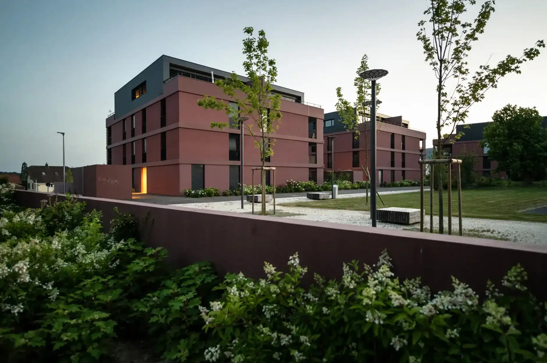 F89 Foto Aussen Innenhof Stützmauer